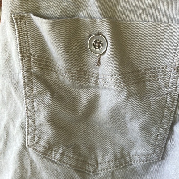 Size 6 Petite✨khaki color shorts - Picture 3 of 11